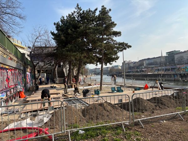 Gr-nfl-che-am-Wiener-Donaukanal-wird-zu-Gastro-Schanigarten-umgestaltet