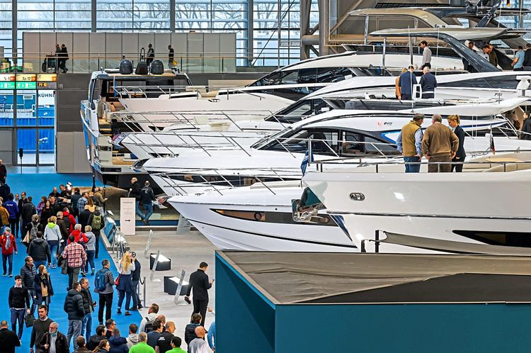 Luxusyachten auf einer Bootmesse im deutschen Düsseldorf