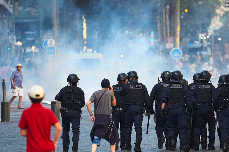 Polizisten stehen auf Straße in Marseille, Proteste wegen Tötung eines Jugendlichen