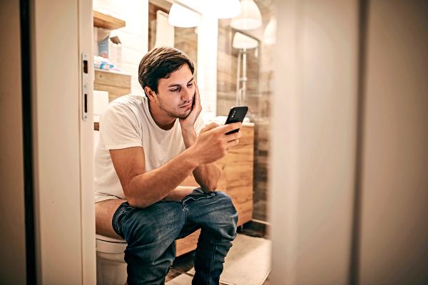 Sieben-potenzielle-Gesundheitsfolgen-wenn-man-mit-Handy-auf-dem-Klo-sitzt
