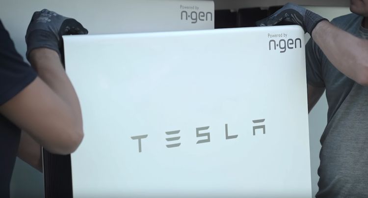 Das Bild zeigt einen Batteriespeicher von Tesla