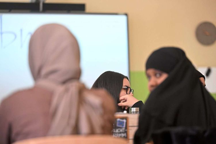 Muslimische Mädchen in einer Klasse