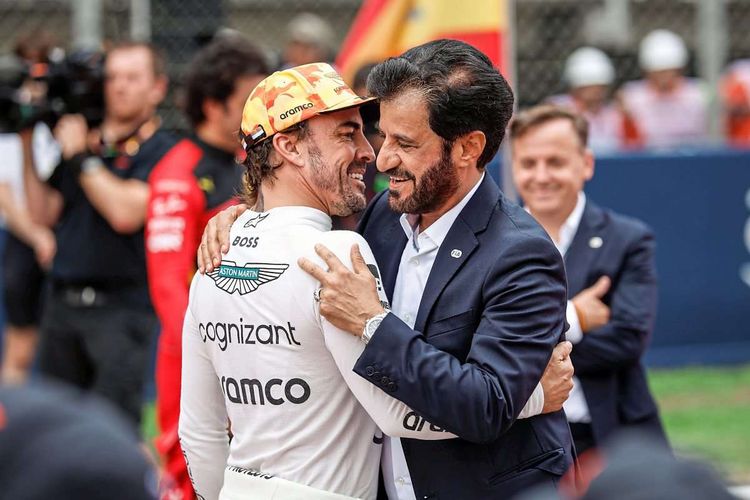 Fernando Alonso mit Mohammed Ben Sulayem beim Grand Prix von Spanien im vergangenen Juni.