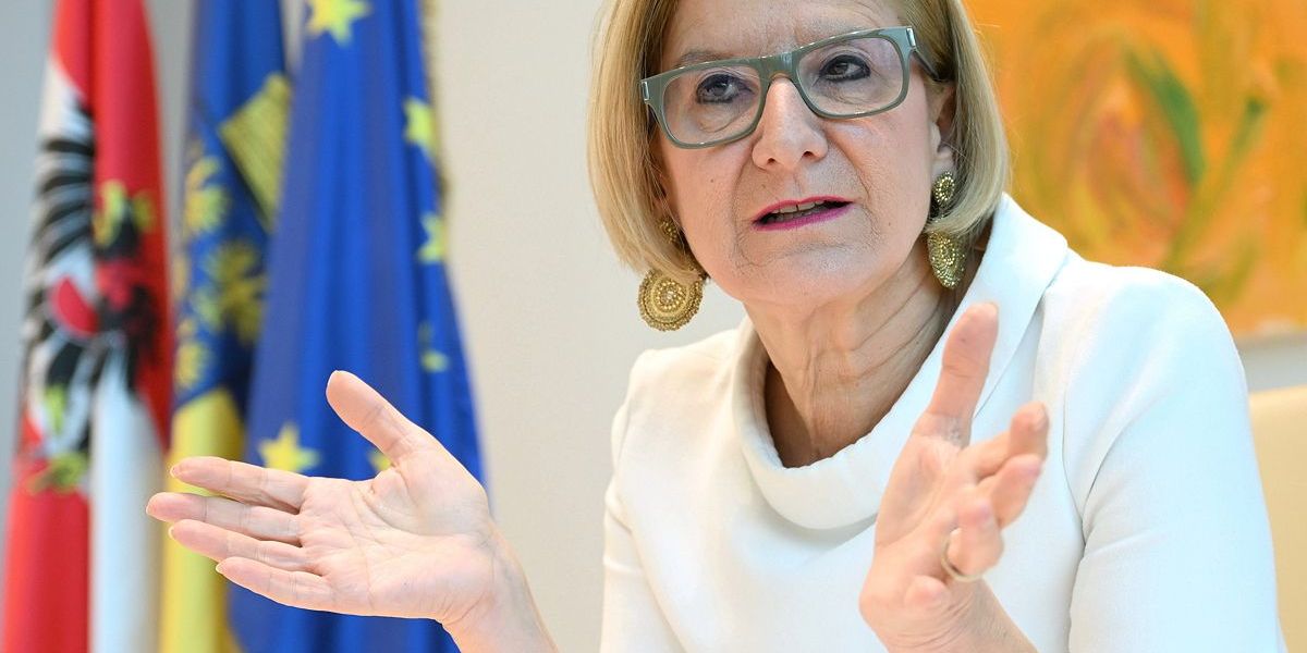 Ihr Herz für Schwarz und Rot: Mikl-Leitner und Nehammer im &amp;quot;Blattsalat ...