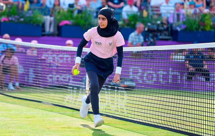 Hijab-Trägerin in sportlicher Kleidung bei einem Tennisturnier
