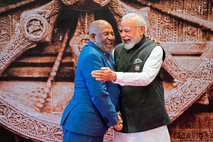 Indiens Premierminister Narenda Modi (rechts im Bild) mit dem Staatspräsidenten der Komoren und Vorsitzendem der Afrikanischen Union Azali Assoumani. 