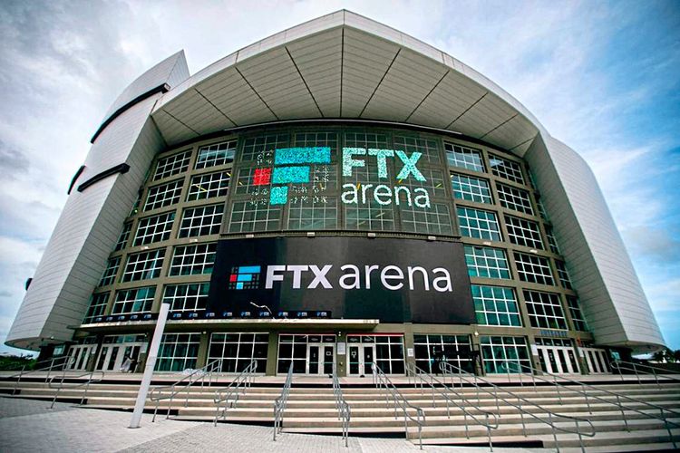 Basketballstadion mit FTX Logo.