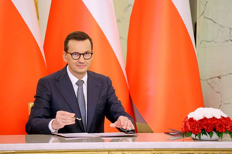 Polens Premier Mateusz Morawiecki beim Unterschreiben der Ernennungsurkunde.