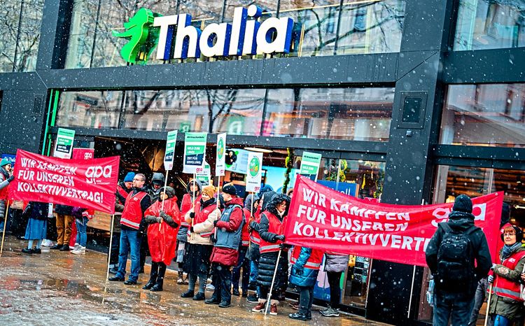Warnstreik im Handel vor einer Thalia Filiale in Wien.