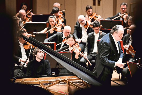 Mutiges-Rasen-auf-Prokofjews-Klavierautobahn