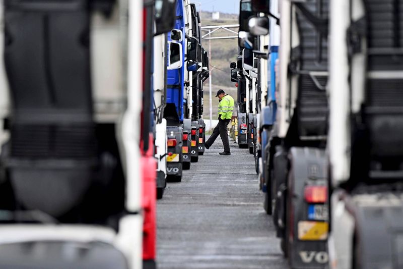 Südosteuropäische Lkw-Fahrer protestieren gegen EU-Aufenthaltsregeln