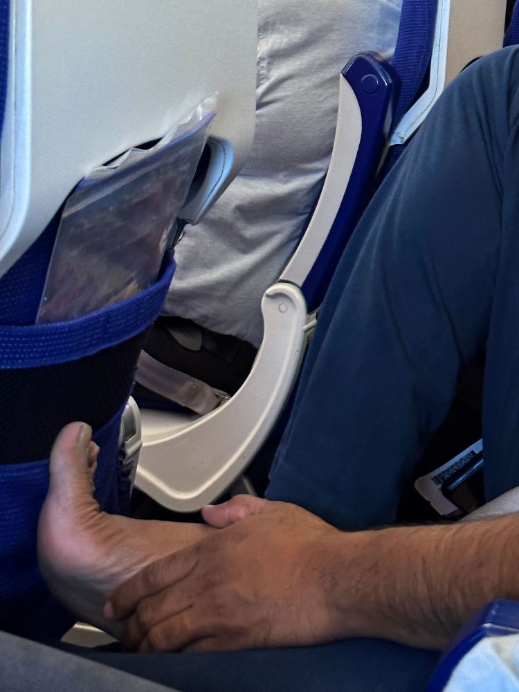 Warum manche Passagiere im Flugzeug unbedingt ihre Socken ausziehen müssen, bleibt ein Rätsel.