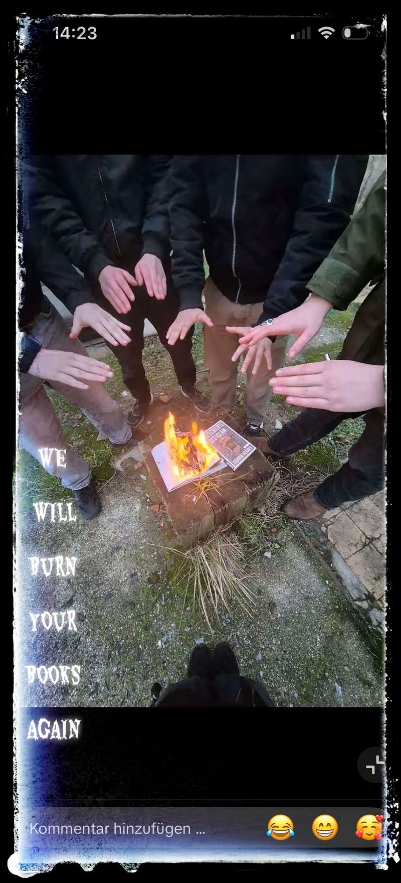 Teenager-Neonazis verbrennen Bücher über Judentum und Islam