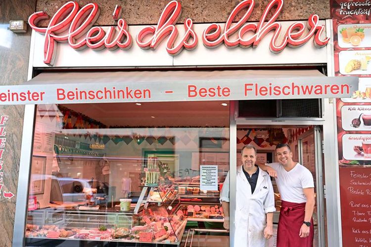 Josef (links) und Florian Kröppel stehen im Eingang ihres Fleischerladens in der Wiener Innenstadt.