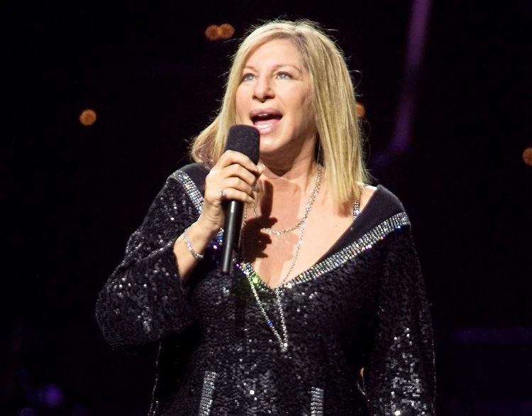 Die Sängerin und Schauspielerin Barbra Streisand hat mehr als 145 Millionen Tonträger verkauft.