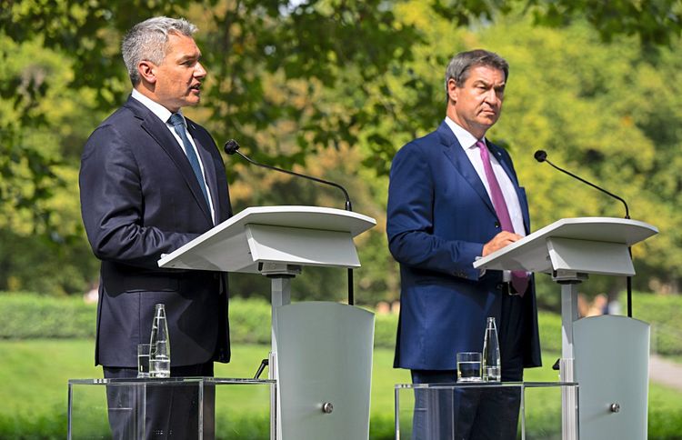Nehammer steht neben Söder.