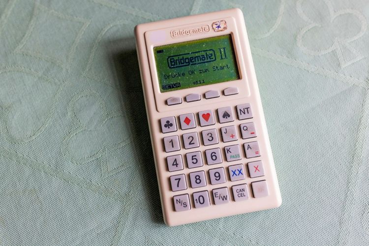Ein Bridgecomputer, der ein bisschen aussieht wie ein Taschenrechner.