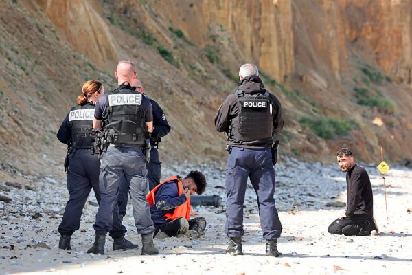 Rund-100-Migranten-binnen-24-Stunden-aus-dem-rmelkanal-gerettet