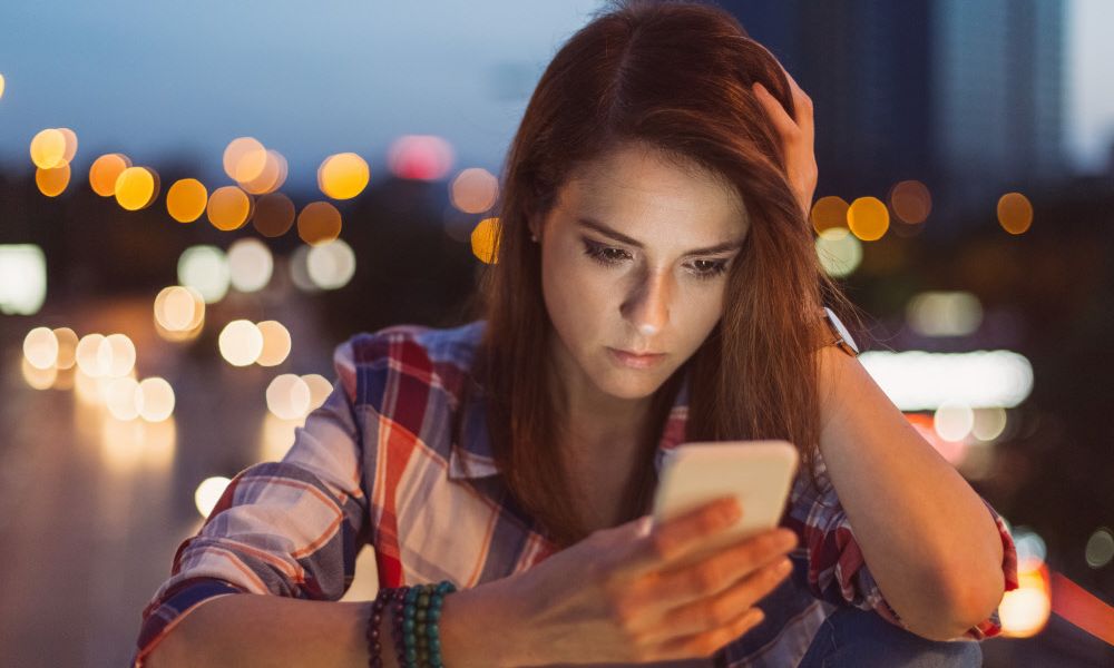 Waren Sie als Frau von digitaler Gewalt betroffen? - Vimarsana News