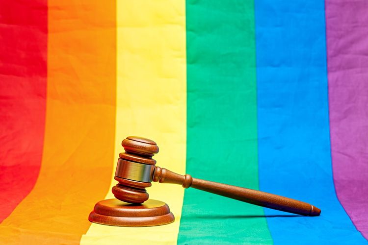 Richter-Hammer auf LGBT-Fahne.