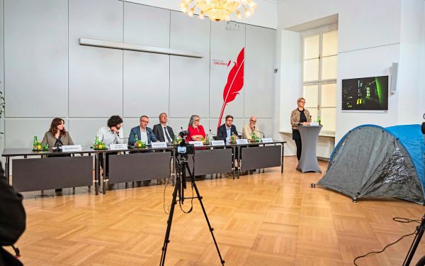 Polizei-suchte-Campteilnehmer-vom-Per-manhof-nun-in-seiner-Wiener-Wohnung-auf