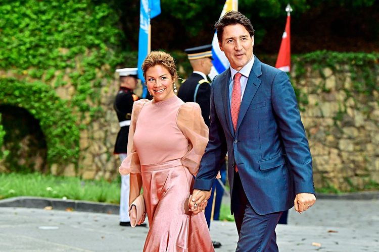 Premierminister Justin Trudeau im Anzug und seine Frau Sophie Gregoire Trudeau im Abendkleid händchenhaltend bei einem Treffen in Kalifornien (USA) im Juni 2022.