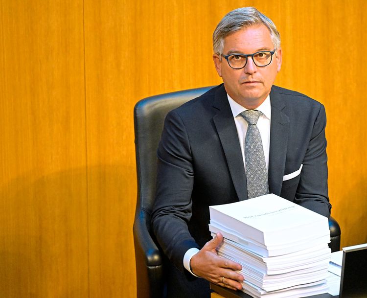 Finanzminister Brunner im Nationalrat mit Papierstapel zu Budget