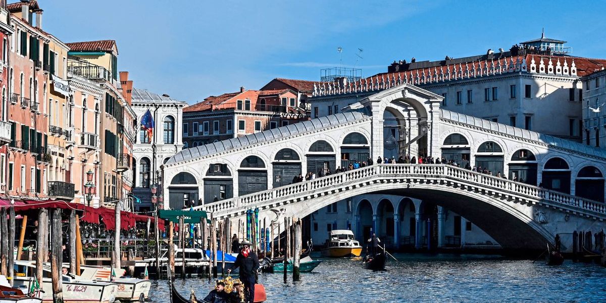 Jugendliche surften über Canal Grande in Venedig Reisen aktuell