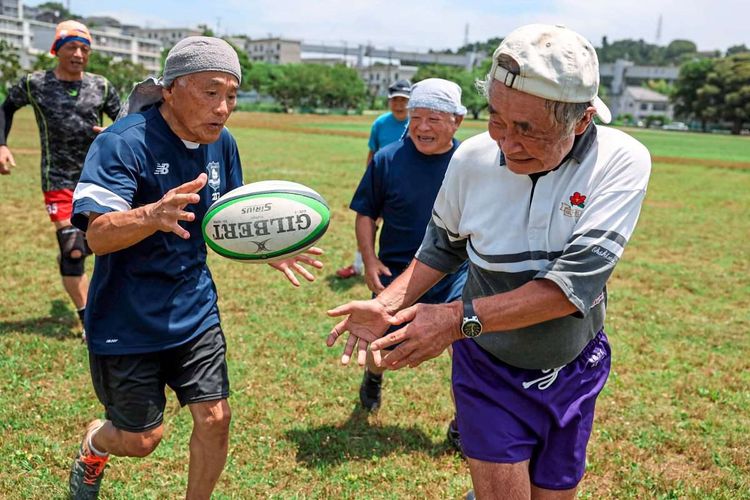 Alte Männer spielen Rugby.