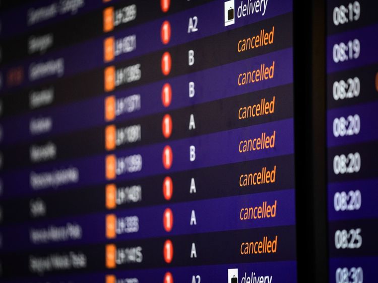 Eine Anzeigetafel am Flughafen mit mehreren Flugstatusanzeigen, auf der bei fast allen Flügen 