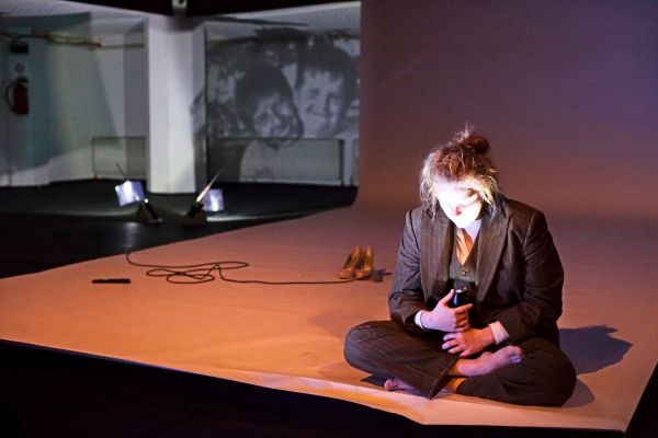 wie-stefanie-reinsperger-f-r-alle-die-sprache-erlernt-und-triumphiert