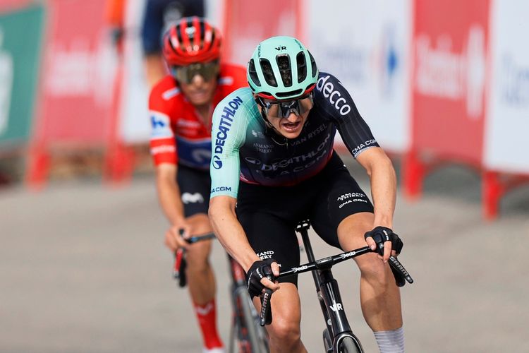 Zwei Radfahrer während der 14. Etappe der Vuelta a España 2026. Im Vordergrund ein Radfahrer des Decathlon CMA CGM Teams mit hellgrünem Helm, im Hintergrund ein Fahrer des Movistar-Teams im roten Trikot des Gesamtführenden. Sie befinden sich auf einer ansteigenden Strecke.
