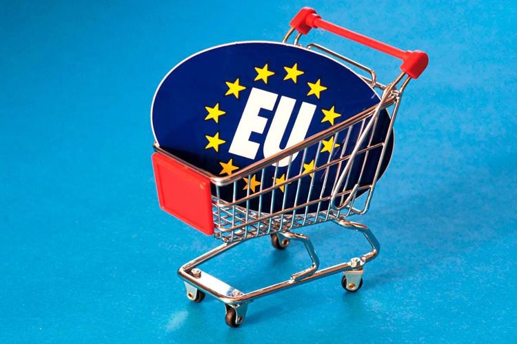 Ein Schild mit dem EU-Sternenkranz in einem Einkaufswagen.