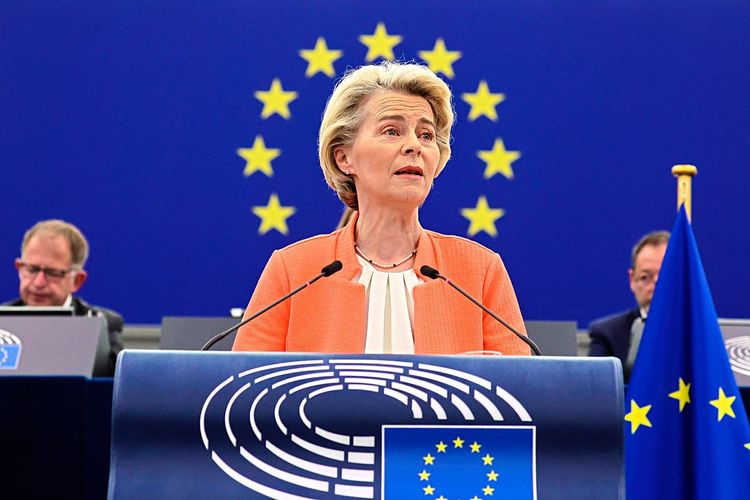 Ursula von der Leyen hinter dem Rednerpult im Europäischen Parlament.