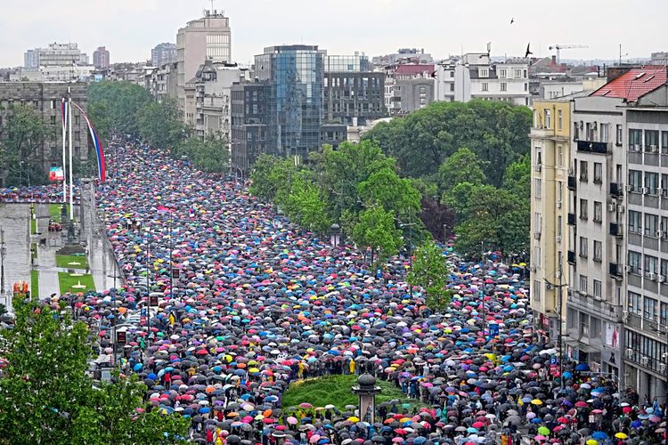 Am vergangenen Samstag demonstrierten tausende Serben und Serbinnen in Belgrad gegen Vučić und seine Regierung.