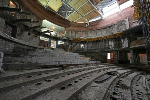 Russische-Besatzer-ffnen-symboltr-chtiges-Theater-in-Mariupol-wieder