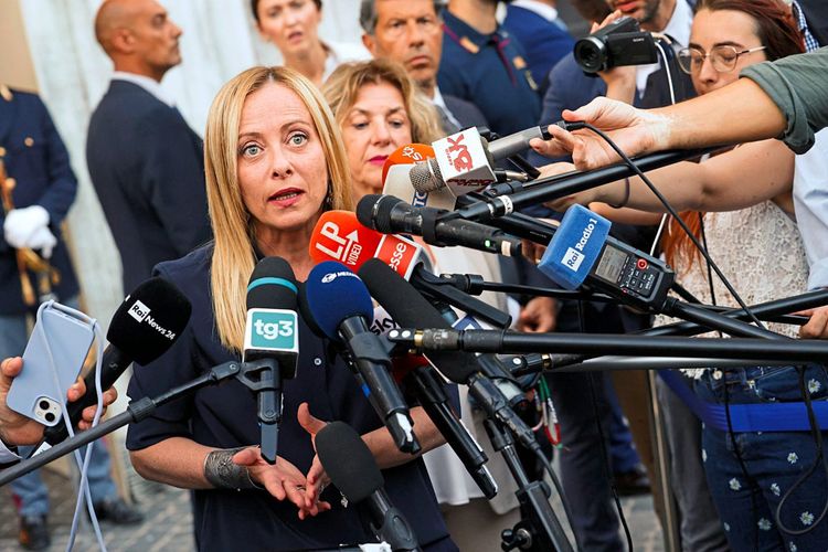 Italiens Ministerpräsidentin Giorgia Meloni umringt von Journalistinnen und Journalisten vergangene Woche in Rom.
