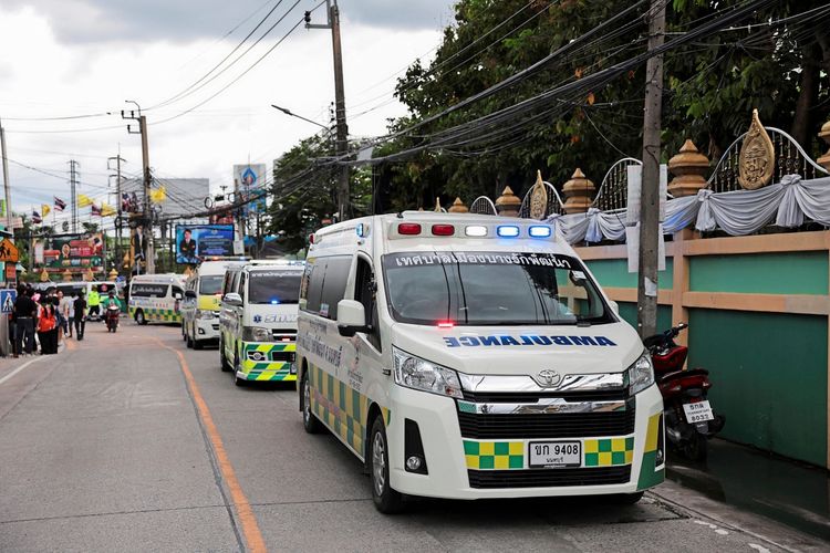 Mehrere Krankenwagen stehen auf einer Straße vor einer Schule in Nonthaburi, einem Vorort von Bangkok, Thailand. Rettungsdienste scheinen auf einen Vorfall zu reagieren.