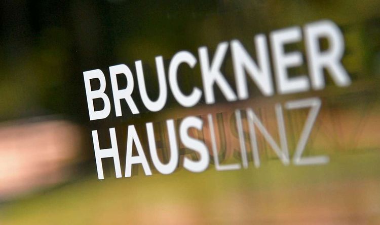 Auf einem Schild steht Brucknerhaus Linz.