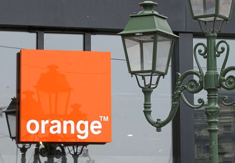 Das Orange-Logo auf einem Gebäude.