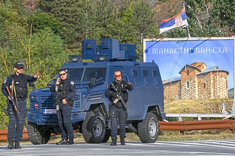 Am Sonntag wurde ein kosovarischer Polizist von serbischen Angreifern, die sich für Nato-Truppen ausgaben und später in einem Kloster verschanzten, getötet.