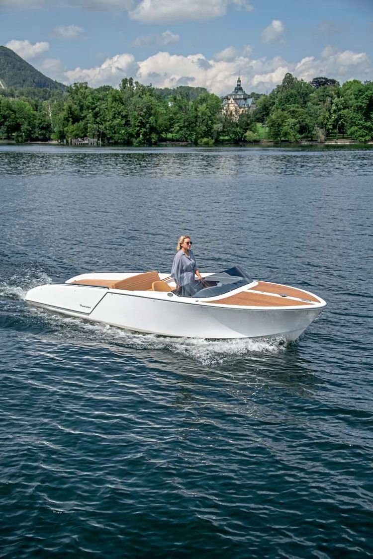 Eine Frau in einem Motorboot mit E-Antrieb.