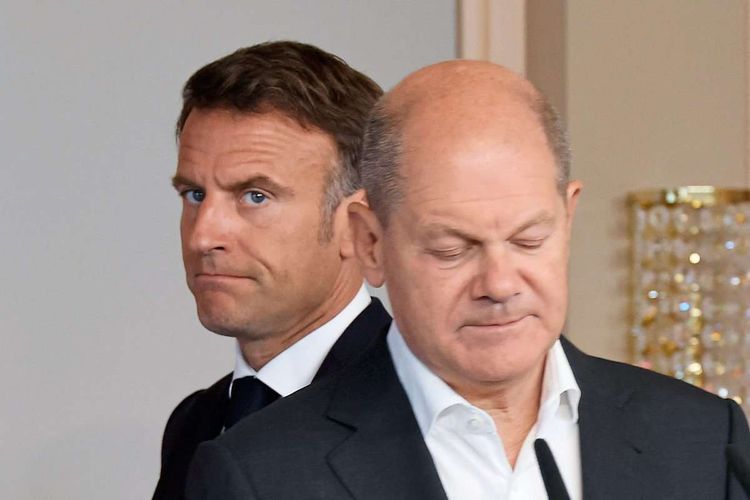Emmanuel Macron (links) und Olaf Scholz machen ernste Gesichter.