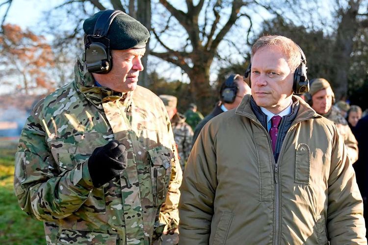 Der britische Generalstabschef Patrick Sanders (links) und Verteidigungsminister Grant Shapps beim Besuch eines Trainingscamps in Ostengland vergangenen November.