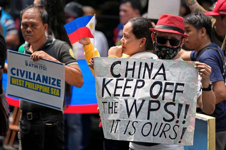 Ein philippinischer Demonstrierender hält ein Schild mit der Aufschrift 