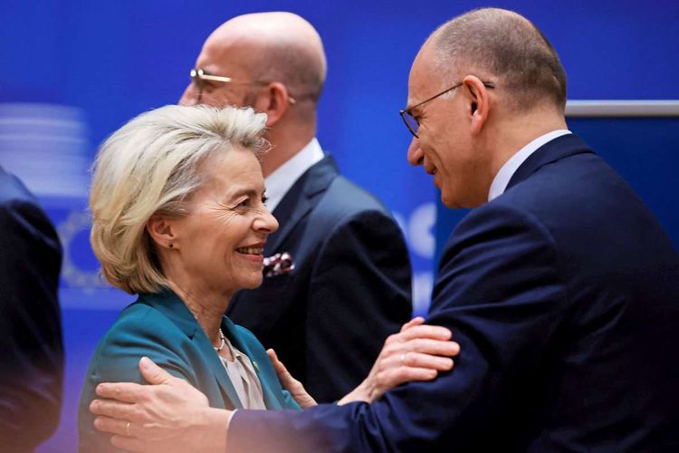 EU-Kommissionspräsidentin Ursula von der Leyen begrüßt den früheren italienischen Ministerpräsidenten Enrico Letta beim EU-Gipfel in Brüssel.