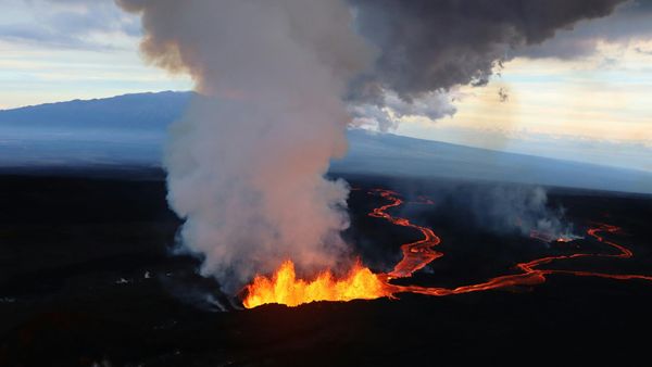 Eindrucksvolles-Naturspektakel-Weltgr-ter-Vulkan-Mauna-Loa-spuckt-weiter-Lava