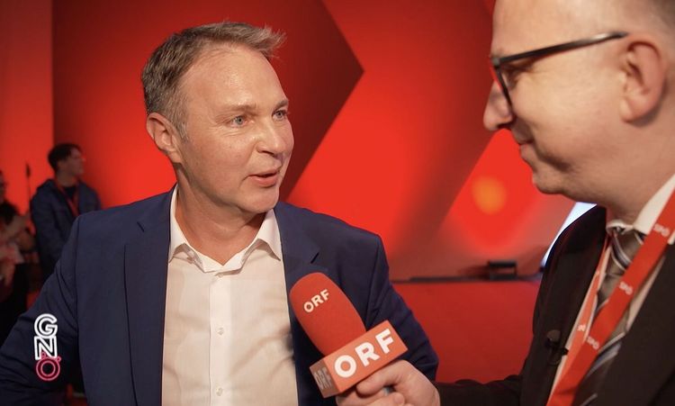 SPÖ-Chef Andreas Babler beim Parteitag in Graz vor Peter Kliens 