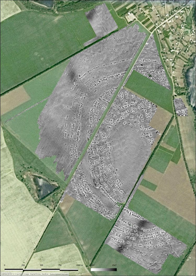Megasiedlung in der heutigen Ukraine, Luftbild zeigt schwarzweiß unterlegt archäologische Strukturen unter der Erde.