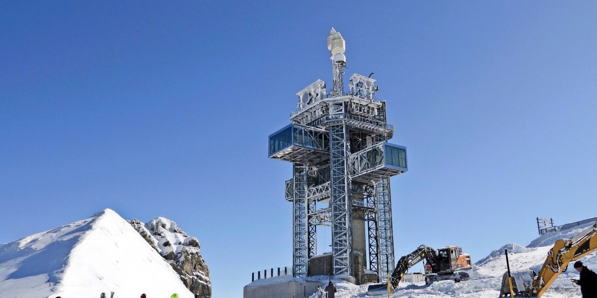 titlis-tower-modernes-schweizerkreuz-f-r-einen-schweizer-berg